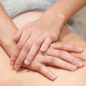 Las técnicas de fisioterapia utilizadas son: terapia manual, reflexología podal, fototerapia bioptron y baños de parafina